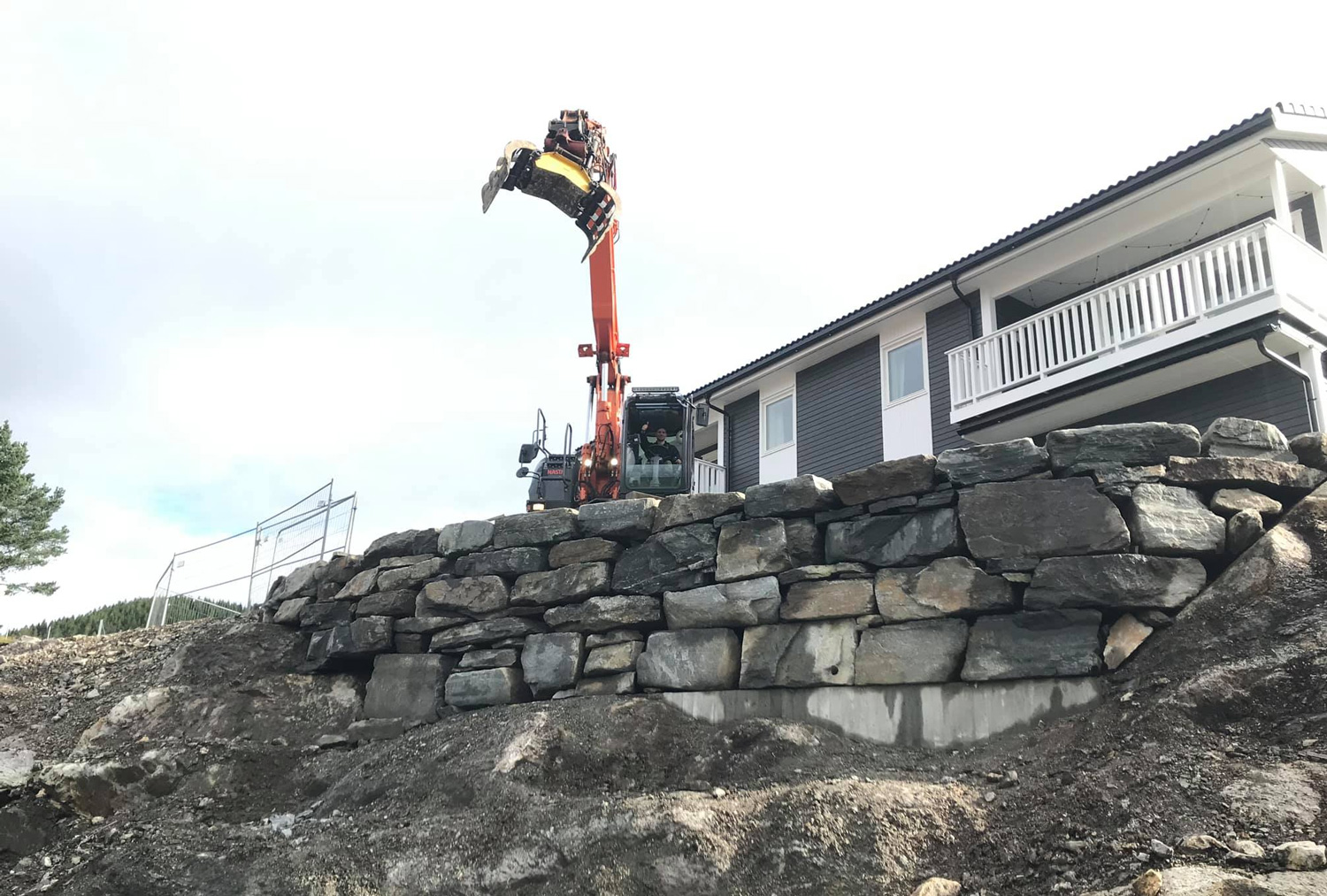 Alversund Maskinstasjon tilbyr natursteinsmuring i Nordhordland med høy kvalitet og HMSstandard
